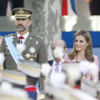 Don Felipe, acompañado de la princesa Letizia, preside por primera vez el desfile del Día de la Hispanidad