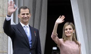 Los Reyes continúan la tradición de la ofrenda al apóstol en Santiago