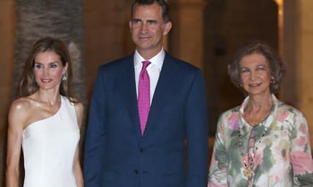 Don Felipe y doña Letizia, acompañados por la reina Sofía, dan un nuevo estilo a la tradicional recepción en Mallorca
