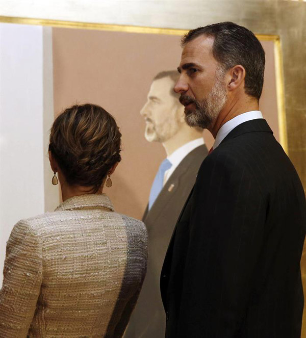 Los Reyes Felipe Y Letizia Conocen Sus Nuevos Retratos Oficiales Foto 1 