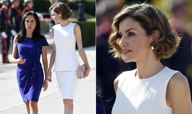 Doña Letizia, de blanco y en su versión más veraniega para recibir al presidente de Perú y su esposa 