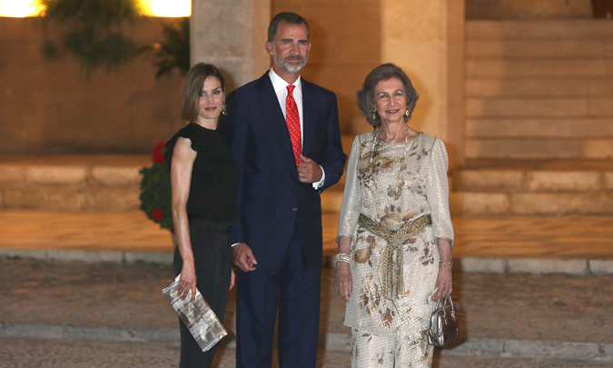 Los reyes Felipe y Letizia, junto a doña Sofía, reciben a una amplia representación de la sociedad balear