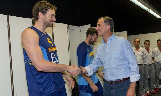 El rey Felipe, un fan más de la selección de baloncesto en su reaparición tras sus vacaciones