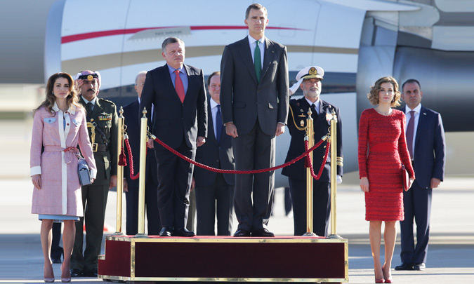 Caluroso recibimiento de los Reyes a Abdalá y Rania de Jordania en el mismo aeropuerto