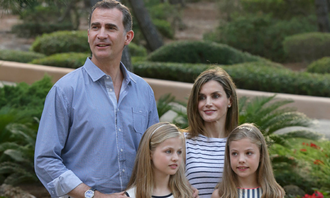 Los Reyes y sus hijas posan un verano más en el palacio de Marivent