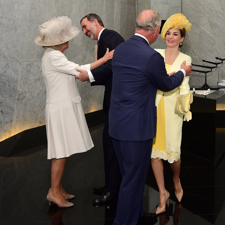 ¿Un beso o dos? El divertido momento en el encuentro de los Reyes con el príncipe Carlos y la Duquesa de Cornualles