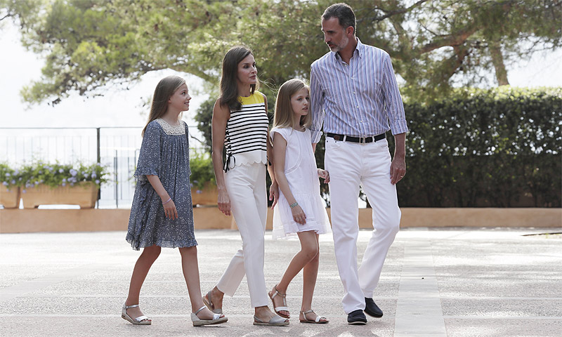 Los Reyes y sus hijas comienzan sus vacaciones con el tradicional posado en el Palacio de Marivent