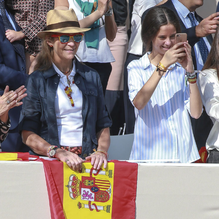 La infanta Elena y Victoria Federica, dos espectadoras de excepción de la Fiesta Nacional