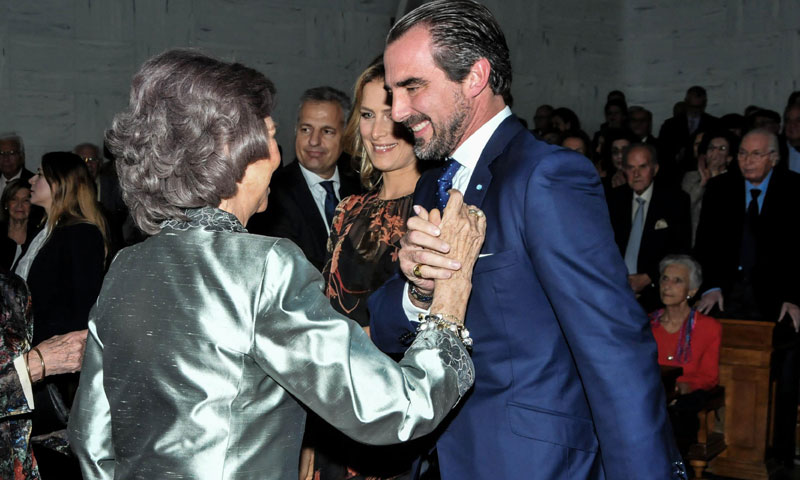 La Reina Sofía, arropada por su sobrino Nicolás al recibir un premio en su país natal