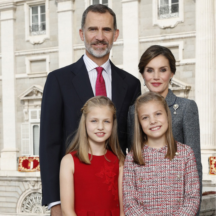 Los Reyes nos felicitan la Navidad con un posado junto a sus hijas 