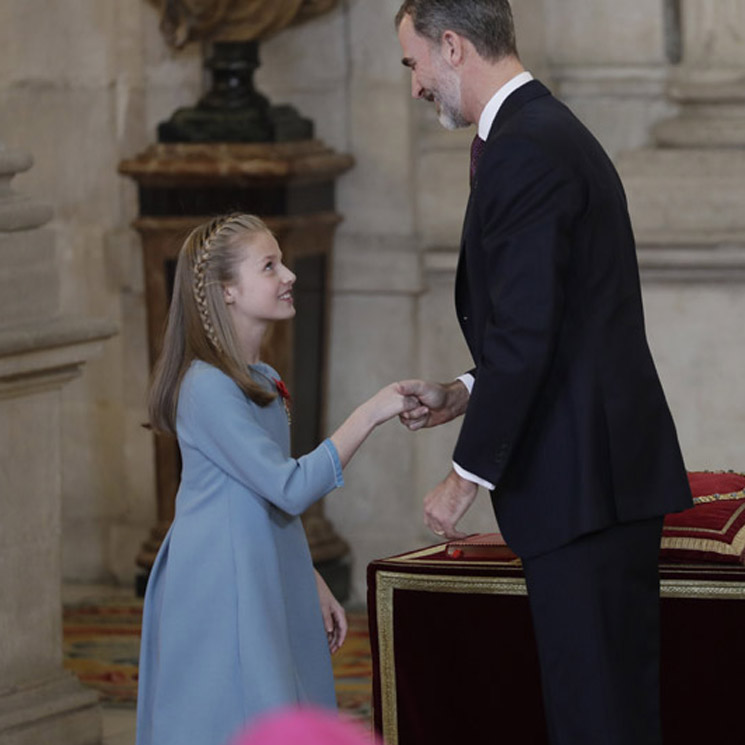 Las primeras reverencias de la princesa Leonor al Rey