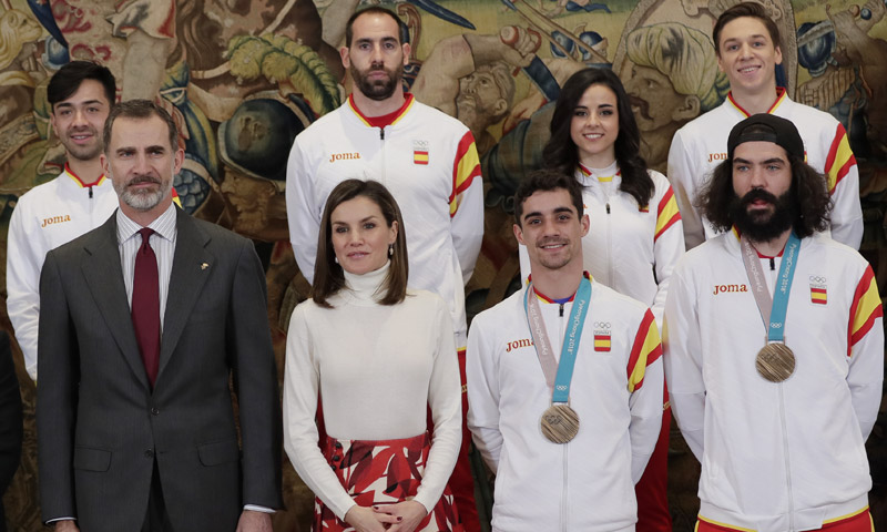 Tras el frío de Corea del Sur, los deportistas españoles reciben la cálida bienvenida de los Reyes