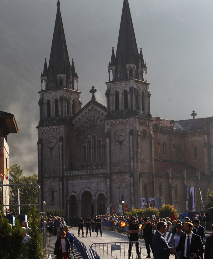 PRIMERA VISITA OFICIAL DE LA PRINCESA LEONOR A ASTURIAS. 8/09 Covadonga2-cordon-z