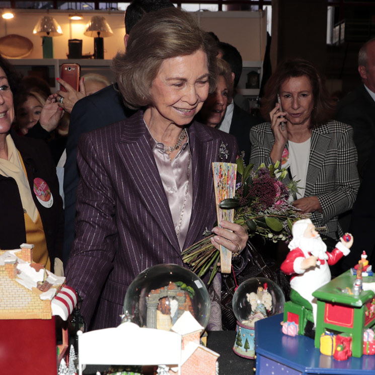 La reina Sofía cumple con la tradición y hace sus compras navideñas en el rastrillo Nuevo Futuro