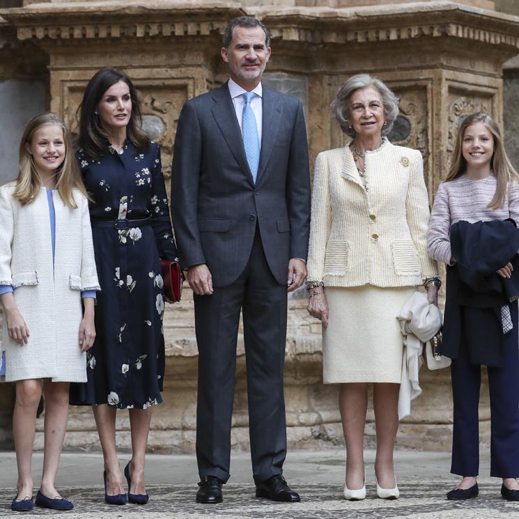 Los Reyes y sus hijas asisten a la tradicional Misa de Pascua acompañados de Doña Sofía