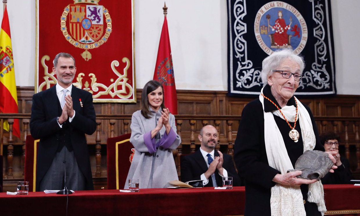 Los Reyes entregan el Premio Cervantes a la poeta uruguaya Ida Vitale