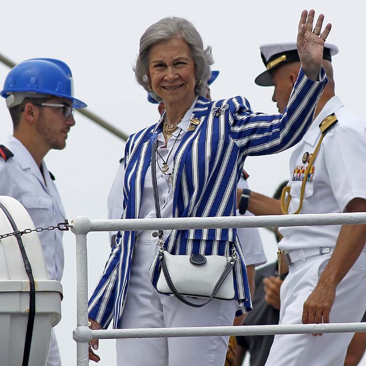 Doña Sofía anima a don Juan Carlos en su primera visita a las regatas de Sanxenxo