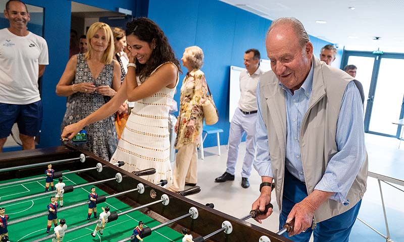 ¿Quién habrá ganado? La divertida partida al futbolín de don Juan Carlos y Mery Perelló