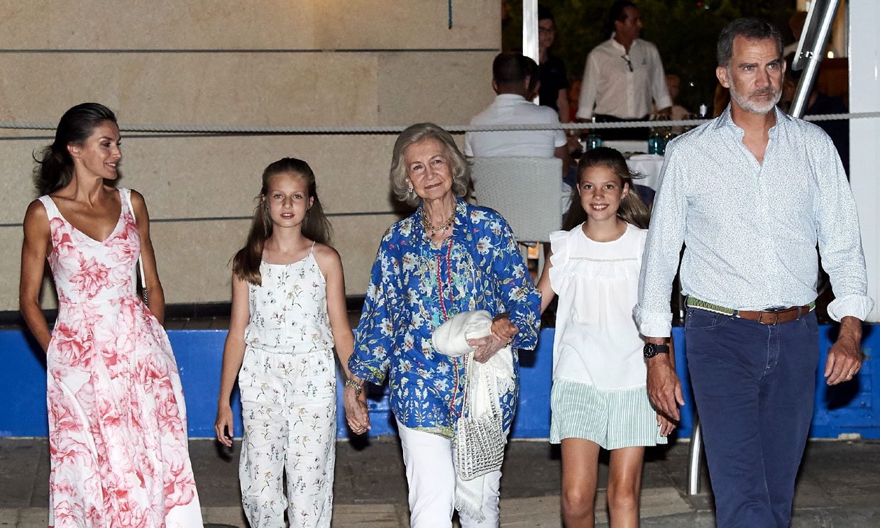 Los Reyes y sus hijas cenando con doña Sofía en Portixol