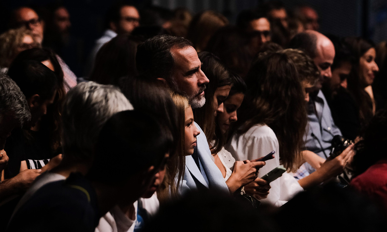 Los Reyes y sus hijas en el concierto de Ara Malikian