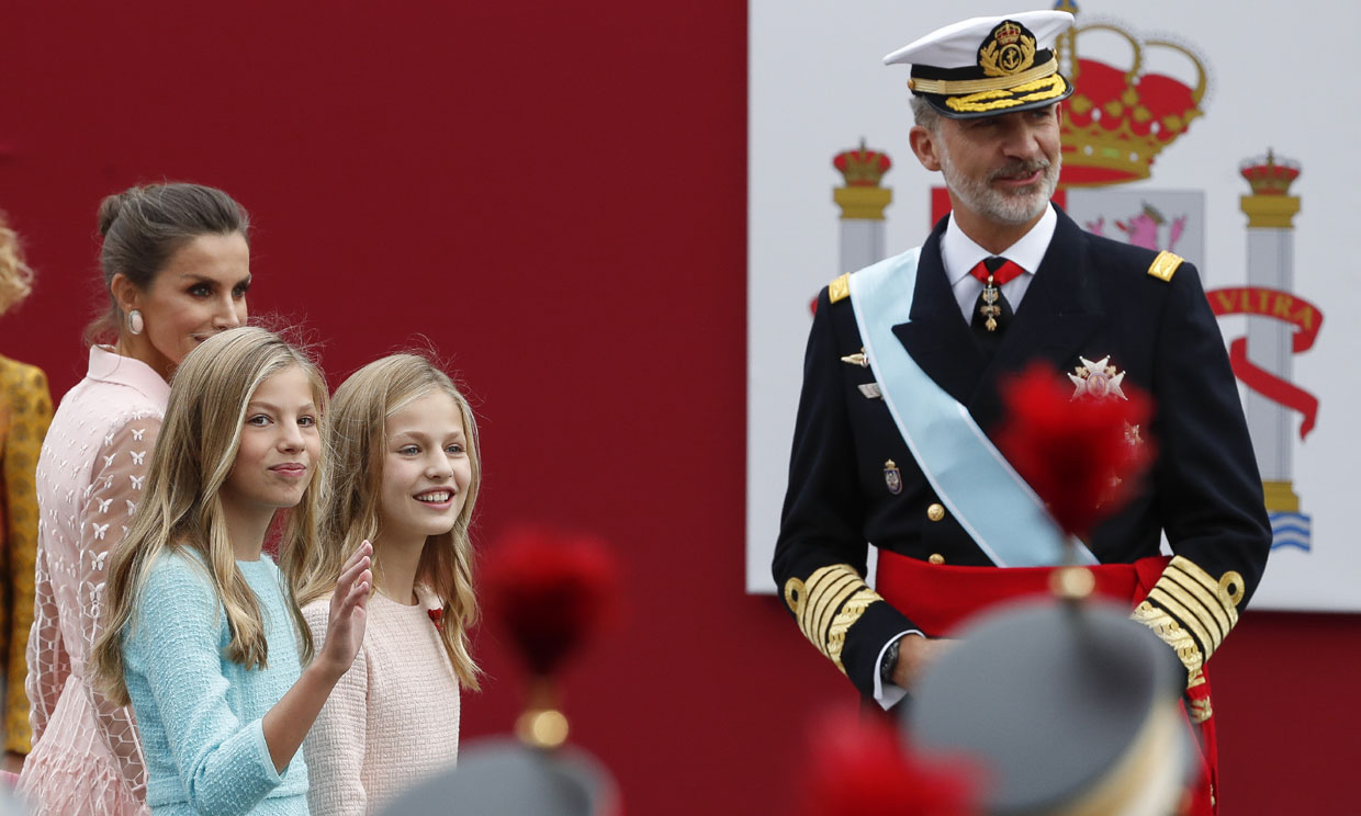 La princesa Leonor, la otra protagonista del desfile bajo la atenta mirada de su hermana Sofía 