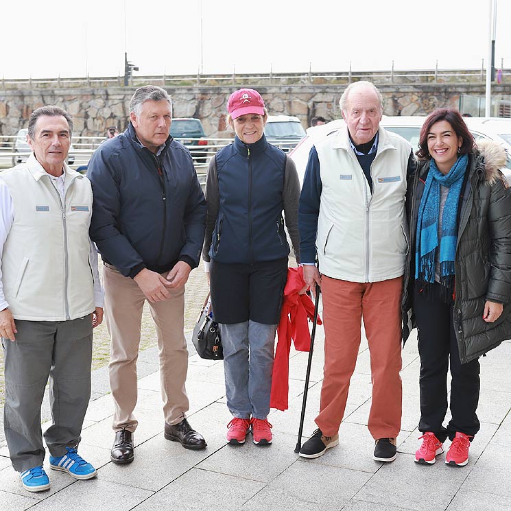 El rey Juan Carlos anima a su hija, la infanta Elena, en las regatas de Sanxenxo