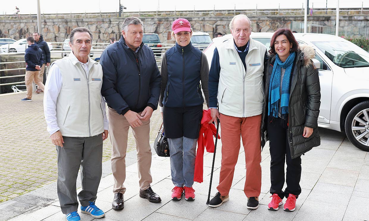 El rey Juan Carlos anima a su hija, la infanta Elena, en las regatas de Sanxenxo