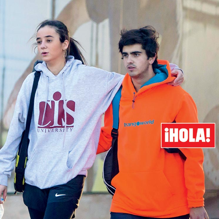 En ¡HOLA!: Victoria Federica y Jorge Bárcenas, besos y deporte