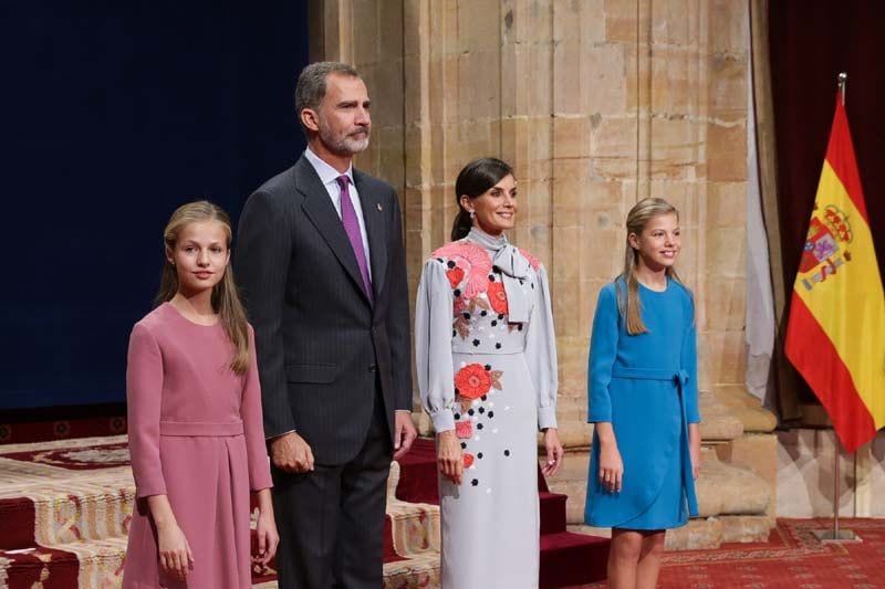 Felipe VI protege a la princesa de Asturias en el 