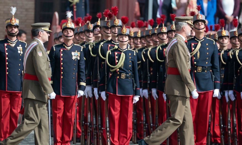 La princesa Leonor luce el uniforme de gala que llevó en su jura de bandera y que estrenó su padre hace 40 años