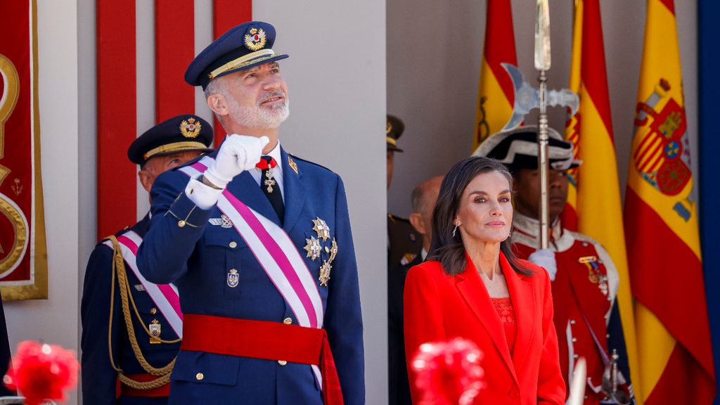 Los Reyes presiden el desfile de las Fuerzas Armadas celebrado en Oviedo
