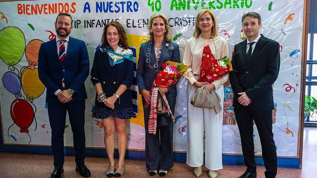 Las infantas Elena y Cristina visitan juntas un colegio madrileño que lleva su nombre