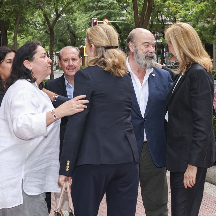 Las infantas Elena y Cristina arropan a Lorenzo Caprile en el funeral de su hermana