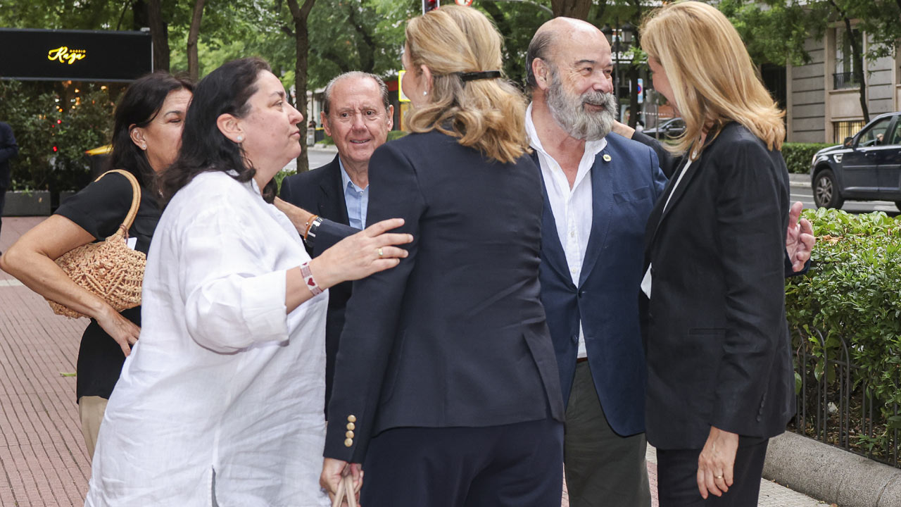 Infanta Elena e infanta Cristina con Antonio Resines y su mujer 