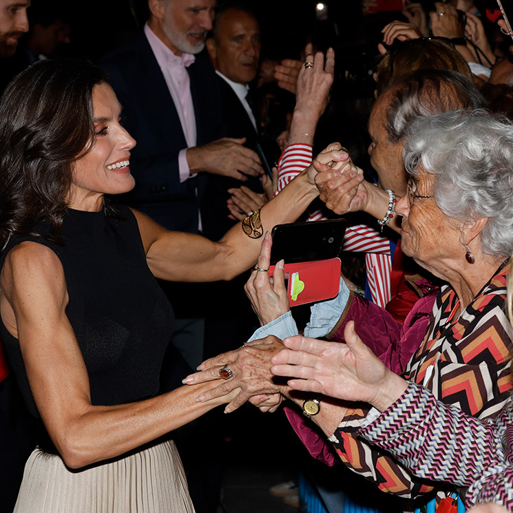 Los gestos de cariño de los Reyes y sus hijas durante el concierto de Ara Malikian en el Palacio Real