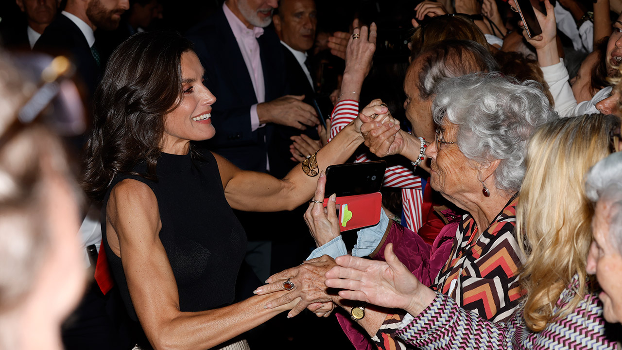 La reina Letizia saludando al finalizar los actos por el décimo aniversario de la proclamación