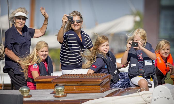 Máxima de Holanda dice adiós a las vacaciones navegando con sus pequeñas marineras