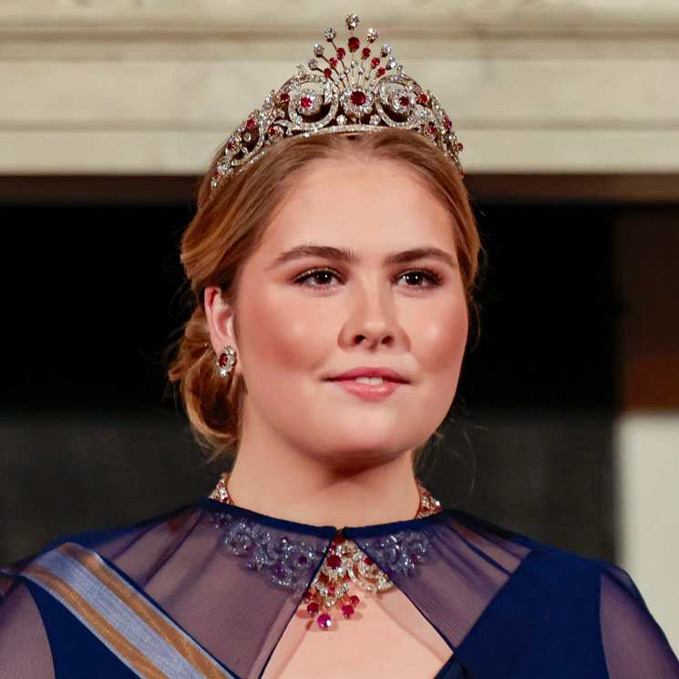 La majestuosidad de la princesa Amalia en su debut en una cena de Estado junto a los reyes Felipe y Letizia