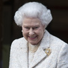 La reina Isabel, todo sonrisas, en su visita al Duque de Edimburgo en el hospital