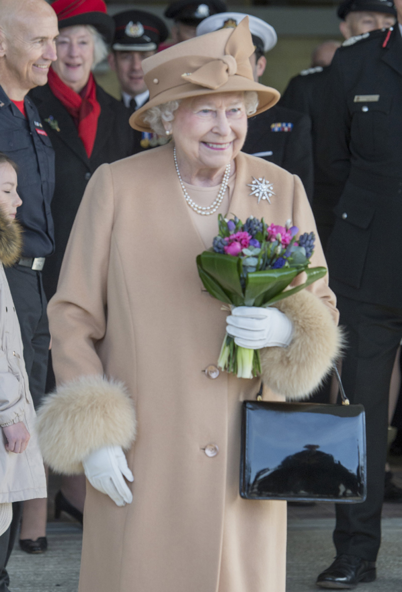 La reina Isabel II consigue emocionar y reconfortar a un 