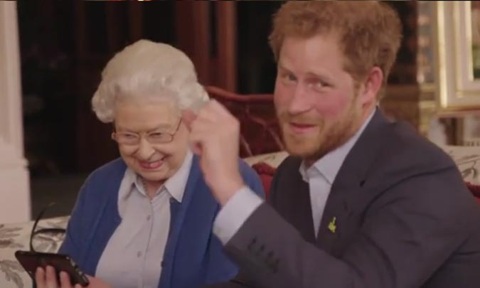 El divertido vídeo en el que el príncipe Harry y la reina Isabel II aceptan el reto de los Obama 