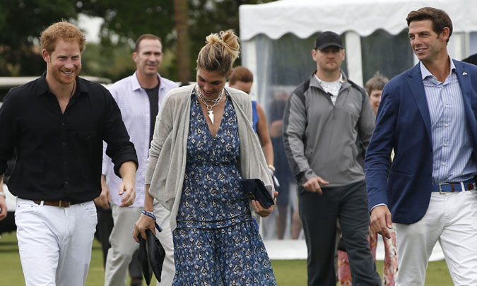 Harry de Ingalterra, el jugador de polo Nacho Figueras y su mujer, la modelo Delfina Blaquier, en el reñido torneo de polo más amistoso