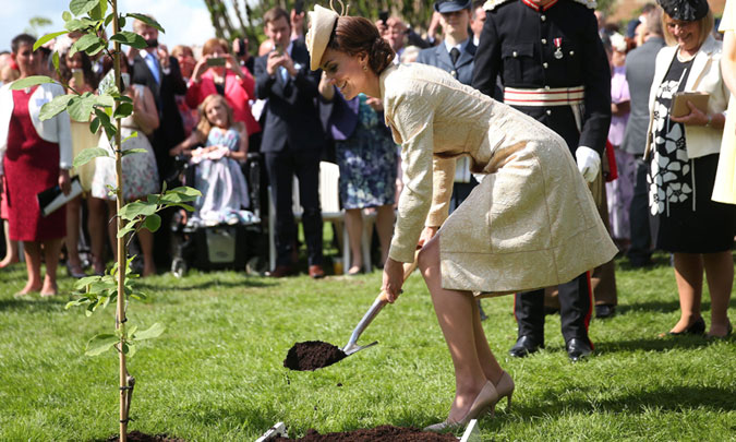 La Duquesa de Cambridge planta 'glamour' en la fiesta del Jardín del castillo de Hillsborough
