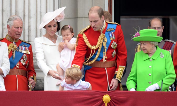 Guillermo de Inglaterra se gana una 'regañina de abuela' en el 'Trooping the colour', y nosotros no podemos parar de reír