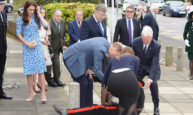 La accidentada visita de los Cambridge… ¡Guillermo de Inglaterra al rescate!