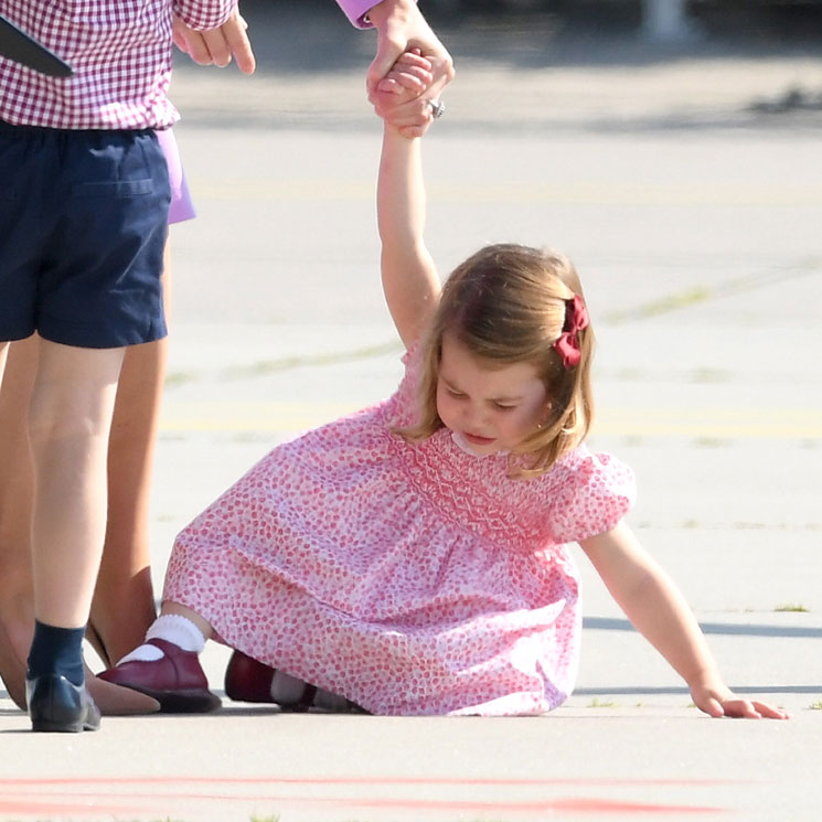 Las lágrimas de la princesa Charlotte tras su caída en el aeropuerto de Hamburgo