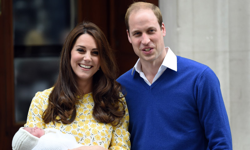 Los Duques de Cambridge con la princesa Charlotte