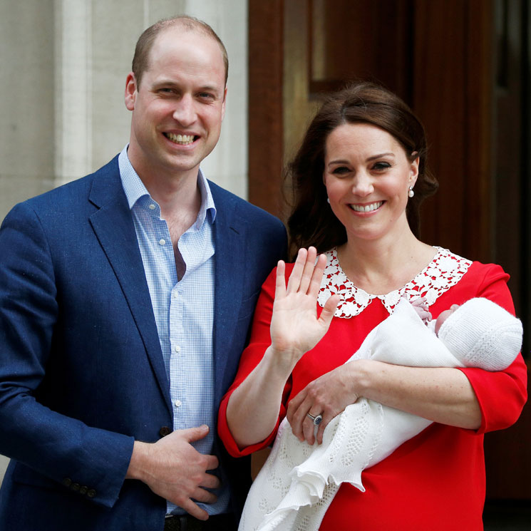 Los Duques de Cambridge presentan a su tercer hijo solo siete horas después de nacer