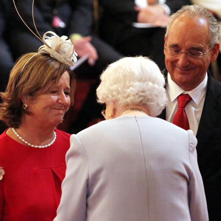 Isabel II condecora a Ignacio Echeverría por su 'gran acto de valentía' en el atentado de Londres