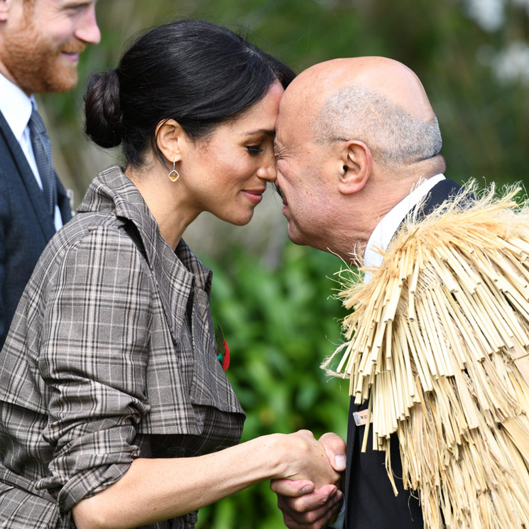 Tras el 'ensayo' en Londres, Meghan Markle pone en práctica el saludo 'hongi' en Nueva Zelanda